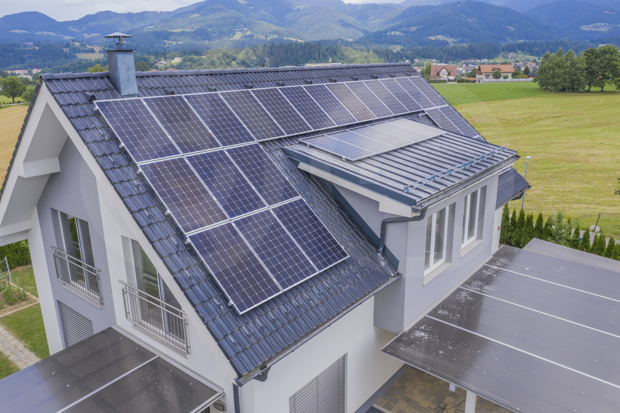 House with solar panels price 2025